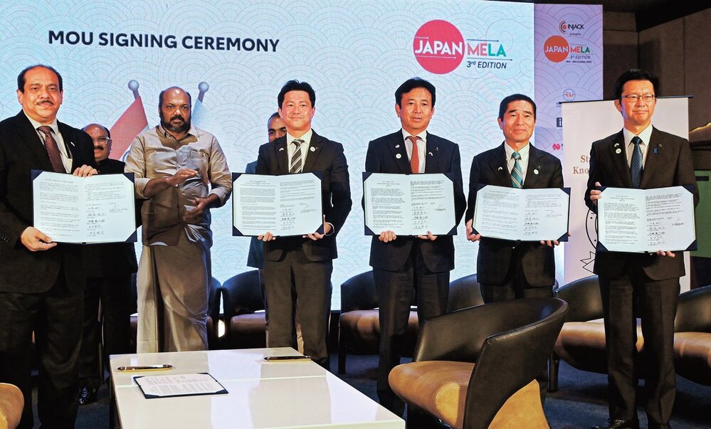 インド・ケララ州政府と覚書を再調印した中海・宍道湖・大山圏域市長会の（手前左２人目から）上定昭仁松江市長、飯塚俊之出雲市長、伊達憲太郎境港市長、伊木隆司米子市長＝インド・ケララ州コチ市