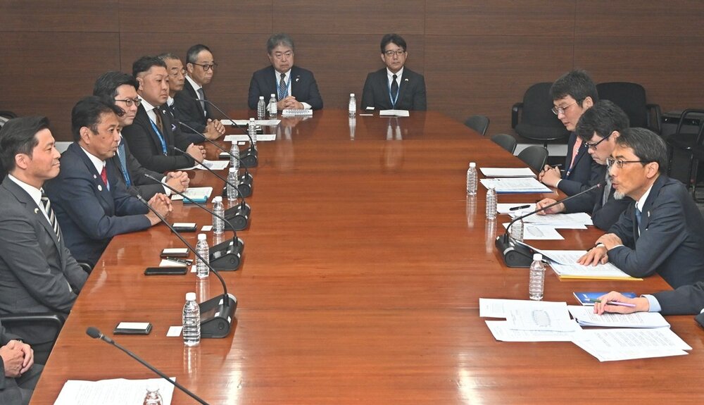 日印の経済交流強化について意見を交わす小野啓一大使（右端）と訪印団のメンバー（左側）