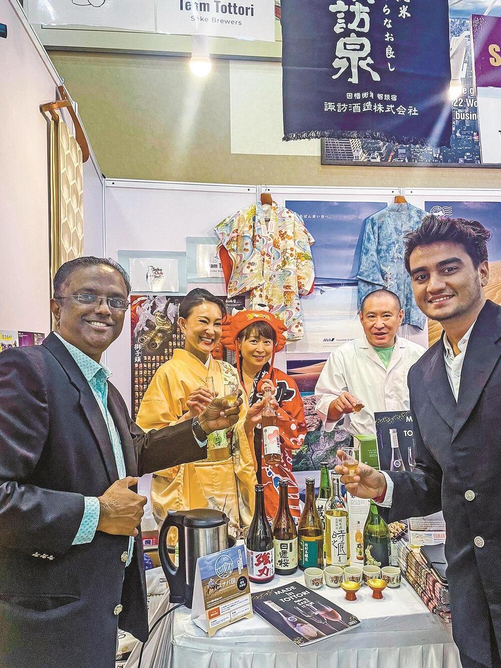 インド・ムンバイで鳥取県の日本酒や文化をＰＲする県関係者（左から２番目）ら＝２０２３年１月（ＡＮＡムンバイ支店提供）</div>       </div>