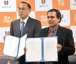 服部泰直学長（左）とＫ・Ｋ・サジュ院長